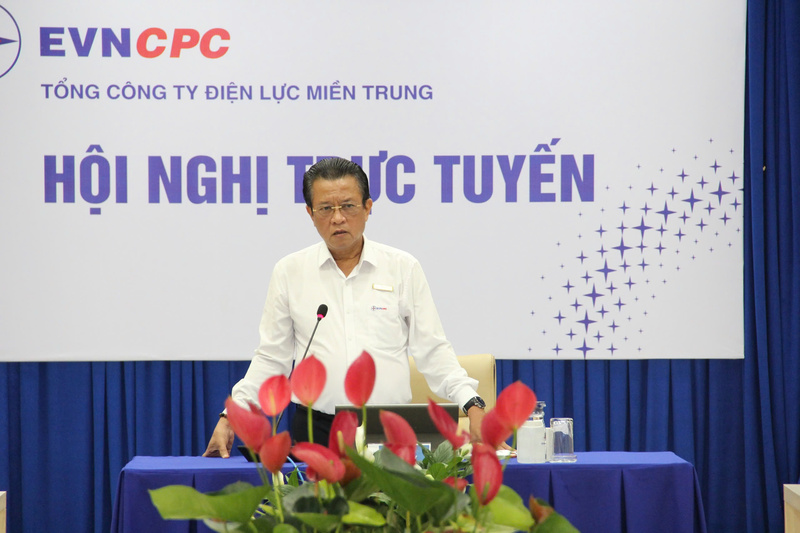 Tổng Giám đốc EVNCPC nhấn mạnh phải đảm bảo an toàn điện, an toàn lao động trong mưa bão, và "chiến đấu" với bão số 13 với tinh thần kỷ luật, kỷ cương, kịp thời và kiên cường. Ảnh: Bình An