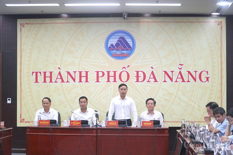 Chủ tịch UBND TP. Đà Nẵng Phạm Đức Ấn đề nghị các địa phương tập trung hỗ trợ lương thực, thực phẩm, nhu yếu phẩm cho người dân.