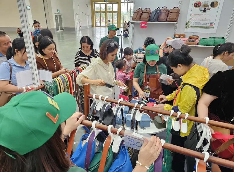 Gian hàng LECAS tại Hội chợ Mùa Thu 2025 luôn tấp nập khách tham quan trải nghiệm và mua sắm.