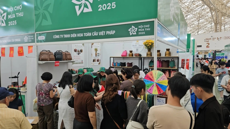Không khí mua sắm sôi động tại khu trưng bày của thương hiệu LECAS tại Hội chợ Mùa Thu lần thứ nhất - 2025.