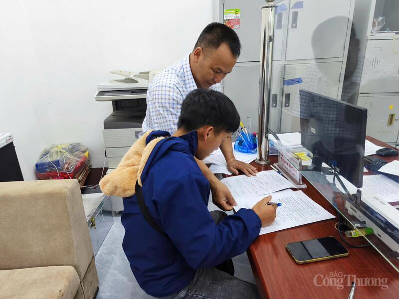 Người dân được hướng dẫn và giải quyết thủ tục nhanh chóng tại Trung tâm Phục vụ hành chính công xã Tả Lèng.