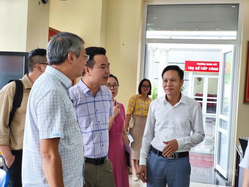 Ông Hoàng Ninh - Phó Cục trưởng Cục Thương mại điện tử và Kinh tế số (Bộ Công Thương) khảo sát thực tế tại Trung tâm Phục vụ hành chính công của phường Đoàn Kết (tỉnh Lai Châu).