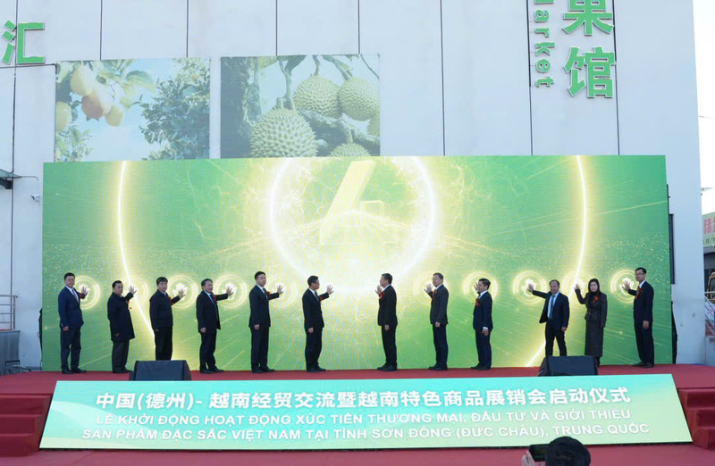 Lãnh đạo Cục Xúc tiến thương mại, Vụ Thị trường nước ngoài và đại diện Trung tâm Xúc tiến Đầu tư, Thương mại và Du lịch tỉnh Khánh Hòa dự lễ khai mạc tại TP. Đức Châu, Trung Quốc.