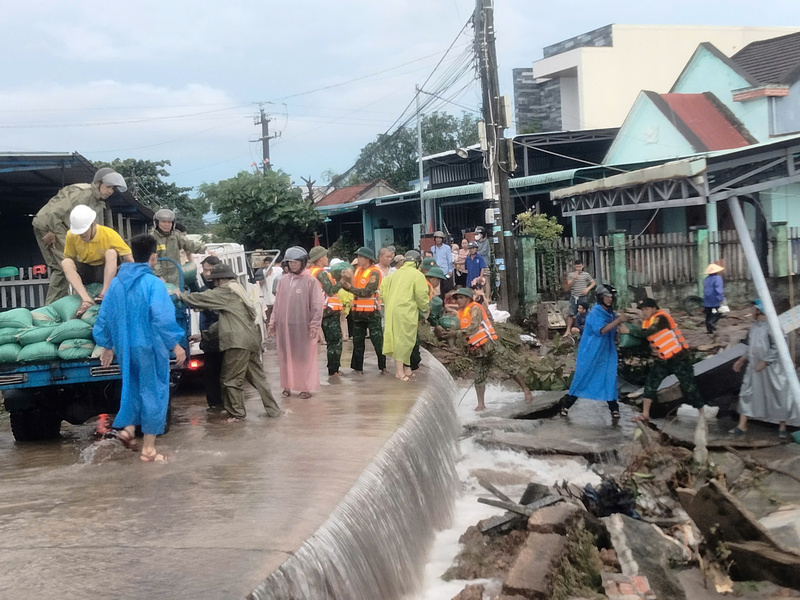 Đợt mưa lũ vừa qua đã gây thiệt hại cho TP. Đà Nẵng ước tính hơn 837 tỷ đồng, nhiều người thương vong. Ảnh: Bình An