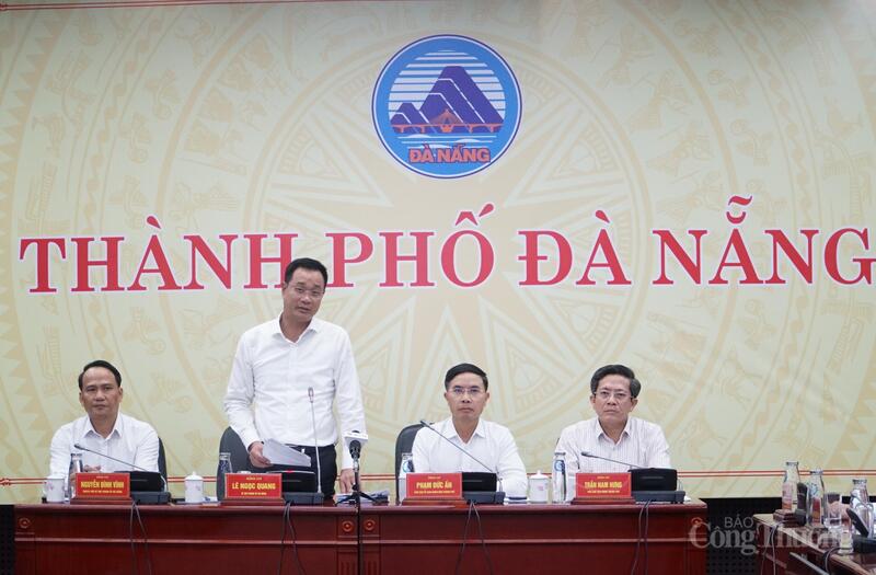 Bí thư Thành ủy Đà Nẵng Lê Ngọc Quang lưu ý chủ động dự trữ lương thực, thực phẩm hỗ trợ người dân để vừa khắc phục hậu quả mưa lũ, vừa khẩn trương triển khai các biện pháp ứng phó bão số 13.