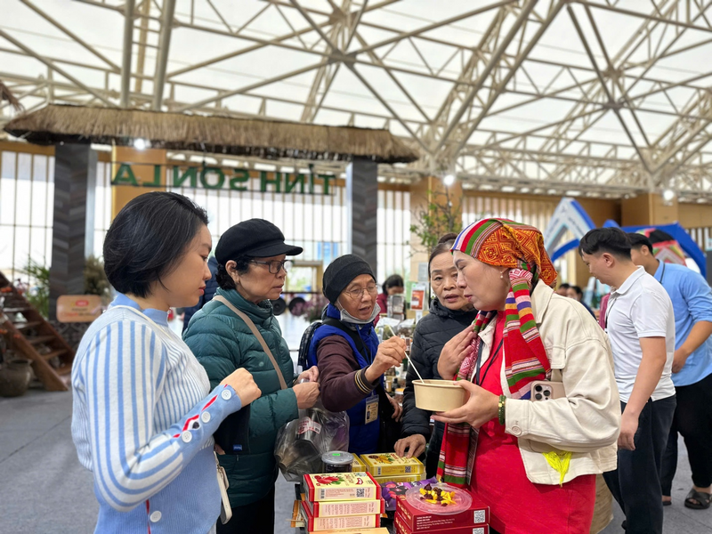 Hàng nghìn người dân từ nhiều tỉnh, thành, chủ yếu là người dân các tỉnh lân cận Hà Nội tiếp tục đổ về tham quan, mua sắm tại hội chợ.