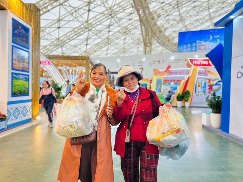 Bà Nguyễn Thị Lợi và bà Nguyễn Thị Hiền đến từ Phú Thọ, tay xách hàng mua được tại hội chợ, chia sẻ trong niềm thích thú.