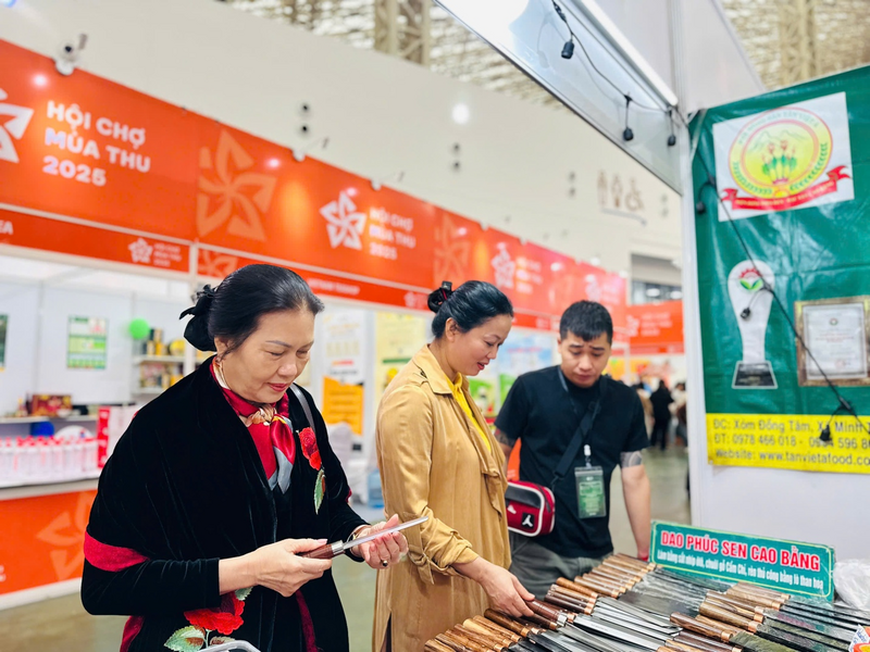 Chị Nguyễn Thị Tài (áo vàng) đến từ Hà Nội chia sẻ, triển lãm là cơ hội để người dân tham quan, trải nghiệm, tìm hiểu về chất lượng sản phẩm hàng hoá trên thị trường.