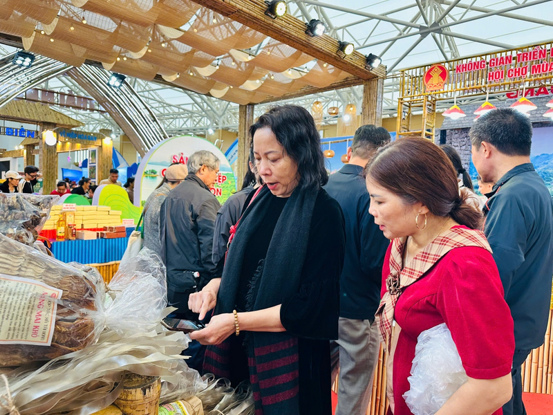 Chị Nguyễn Thị Hoan (áo đỏ), Giám đốc Hợp tác xã Tài Hoan, Thái Nguyên đang tư vấn miến dong cho khách.