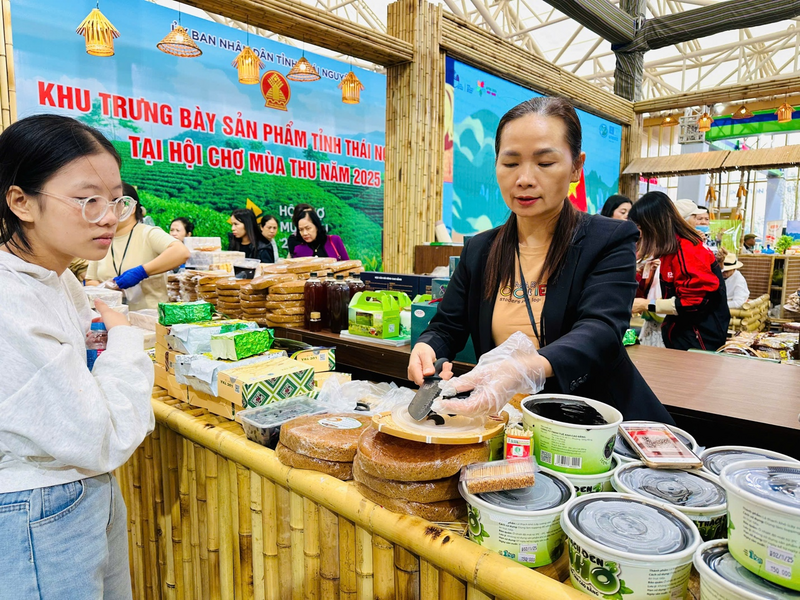 Chị Hoàng Thị Hương, bán thạch và bánh bò tại gian hàng tỉnh Cao Bằng cho biết, trung bình 1 ngày doanh thu chị bán đạt hơn 10 triệu đồng.