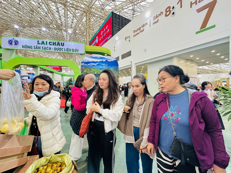 Các gian hàng cũng đánh giá cao công tác tổ chức của Ban Tổ chức hội chợ khi tạo điều kiện cho doanh nghiệp địa phương tiếp cận trực tiếp người tiêu dùng.