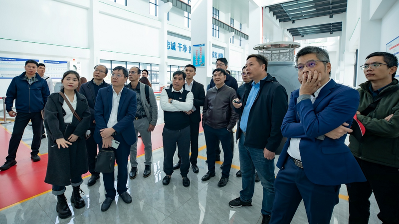 Đoàn công tác tham quan trạm bơm Qua Châu - được thiết kế theo phong cách kiến ​​trúc thời nhà Đường, có tổng công suất lắp đặt 170 m³/giây và là công trình quan trọng trong dự án kiểm soát lũ lụt đô thị Dương Châu