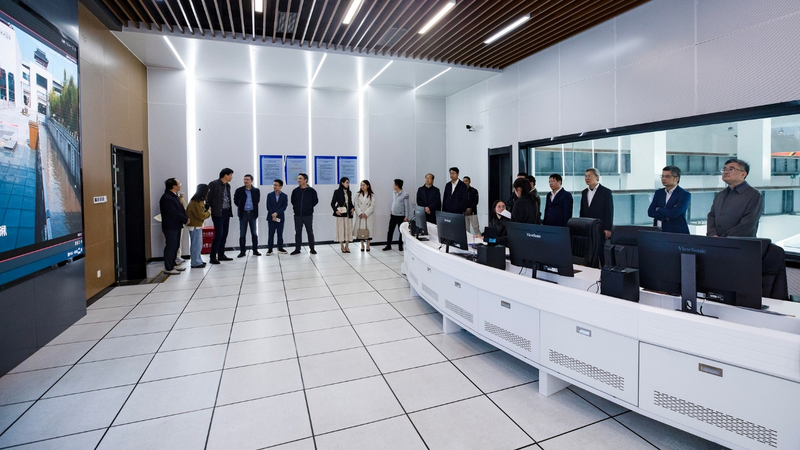 Đoàn công tác tham quan trạm bơm Dương Châu - hệ thống đảm bảo an toàn cho nước thoát ra kênh đào cổ và lưu vực sông Hoài (Dương Châu)