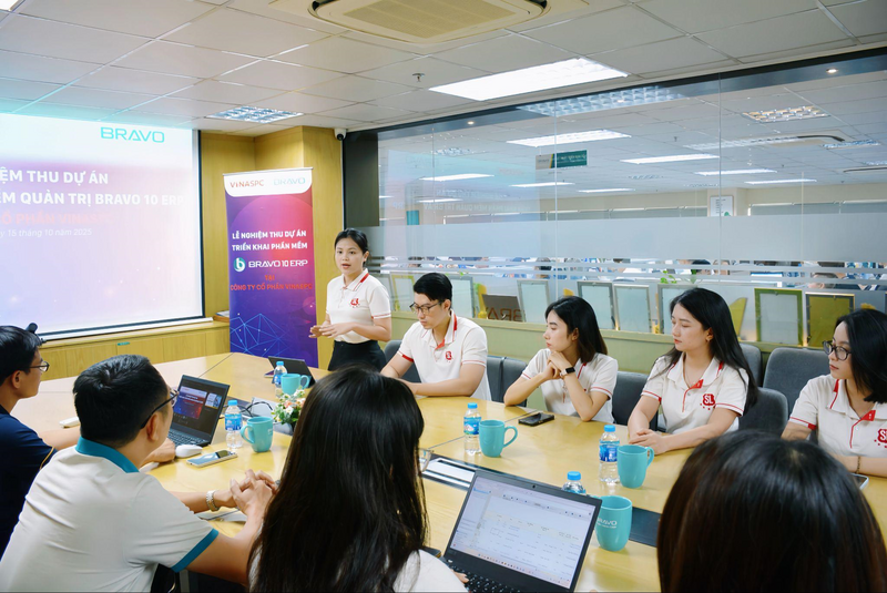 Bà Nguyễn Phương Linh - Phó Giám đốc phụ trách vận hành, Giám đốc Dự án ERP của VINASPC - phát biểu tại lễ nghiệm thu dự án triển khai hệ thống quản trị doanh nghiệp BRAVO 10 ERP