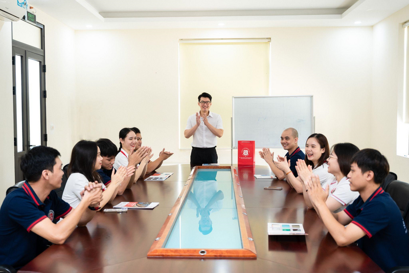 Ông Hoàng Quang Chiến - Phó Giám đốc phụ trách sản xuất VINASPC trao đổi về hiệu quả vận hành hệ thống quản trị doanh nghiệp.