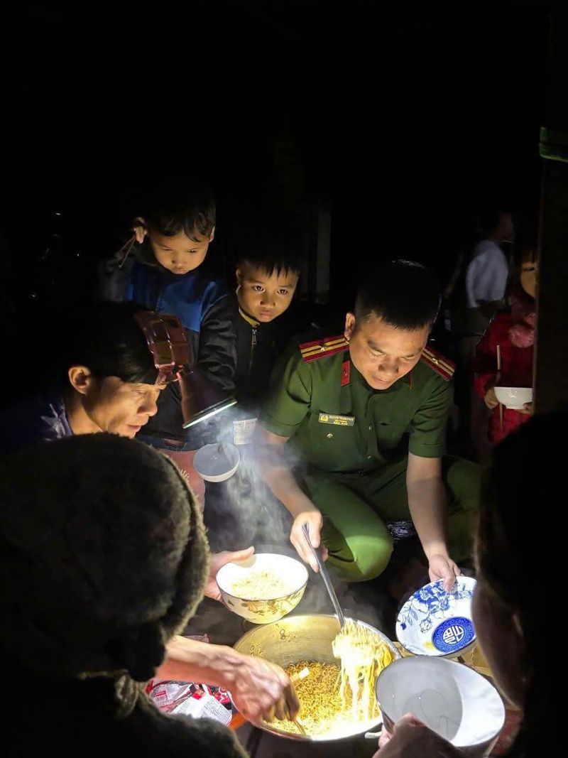 Nấu bữa ăn tối cho bà con xã Trà Leng. Ảnh: Tuệ Lâm