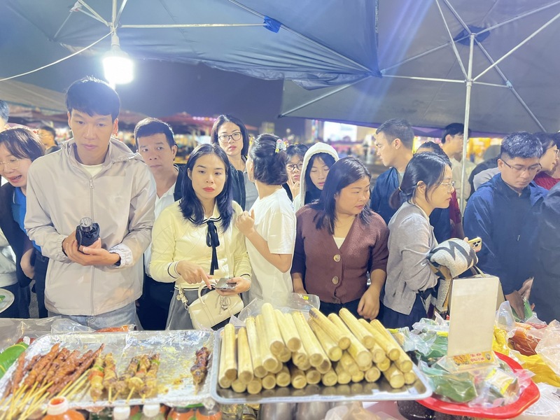 Hương vị vịt quay đặc trưng, lạp xưởng, bánh ngải, bánh cuốn, thịt nướng cùng nhiều món ẩm thực đặc sản xứ Lạng đã trở thành điểm nhấn thu hút hàng nghìn lượt khách mỗi ngày.