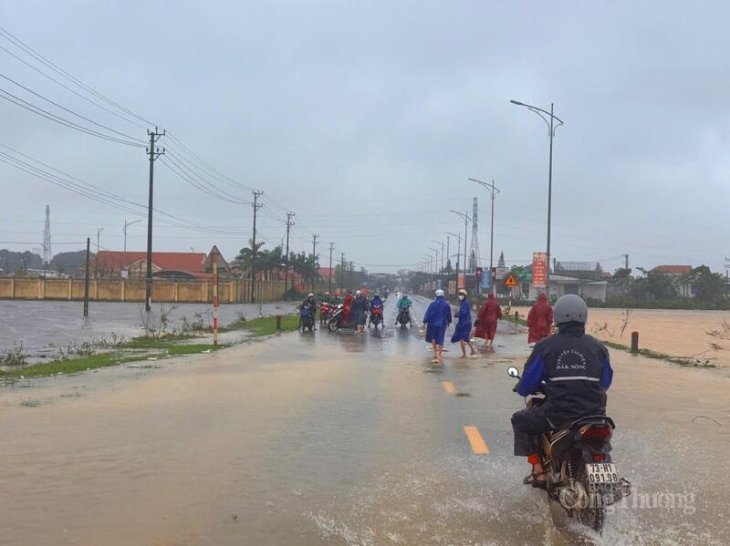 Người dân dừng lại, không di chuyển tại Quốc lộ 9C vì nước đang lên khá nhanh