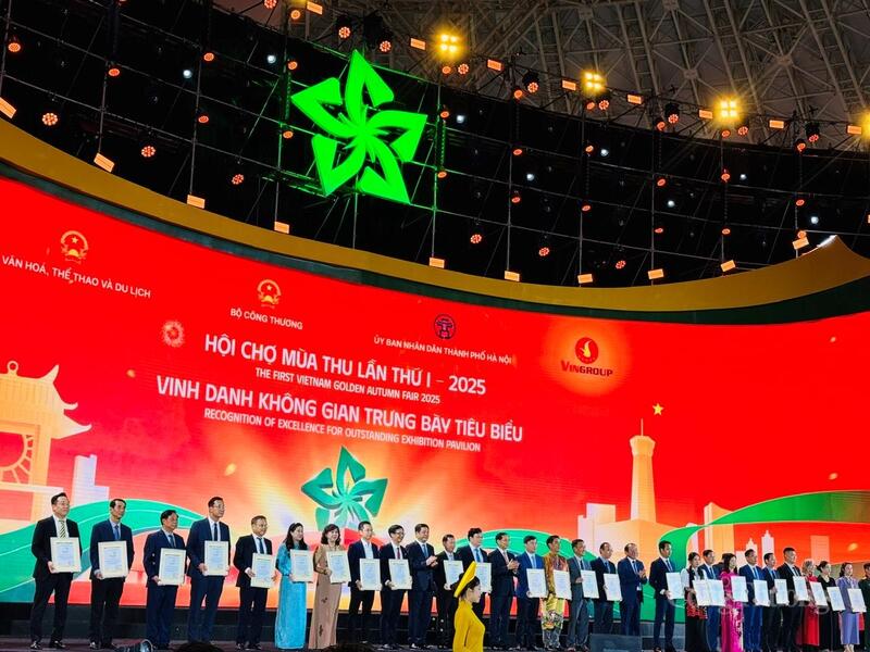 Tỉnh Lâm Đồng được Ban tổ chức Hội chợ Mùa Thu lần thứ nhất - 2025 trao giải thưởng "Không gian trưng bày tiêu biểu tại lễ bế mạc.