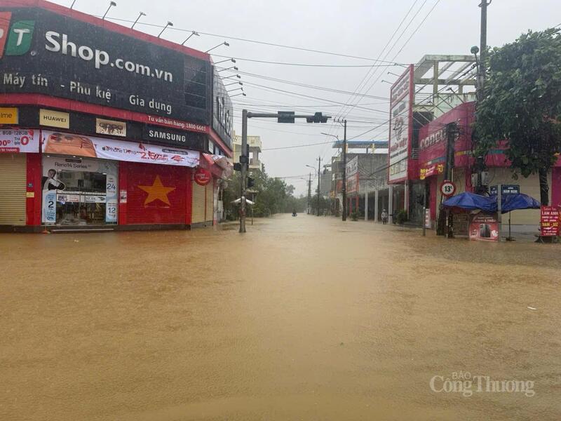 Nước lũ đang dâng tại trung tâm xã Lệ Thuỷ