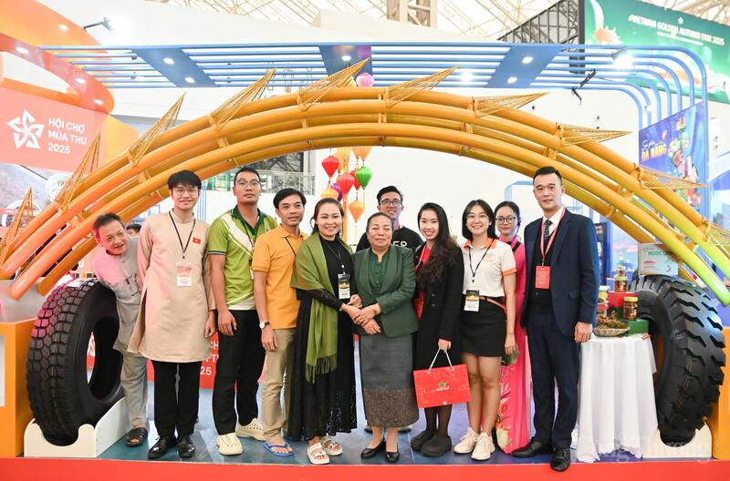 Tại gian hàng tỉnh Đà Nẵng, Phó Chủ tịch Quốc hội Lào gửi lời chia sẻ sâu sắc tới đồng bào miền Trung Việt Nam chịu ảnh hưởng bão lũ. Ảnh: Nam Nguyễn