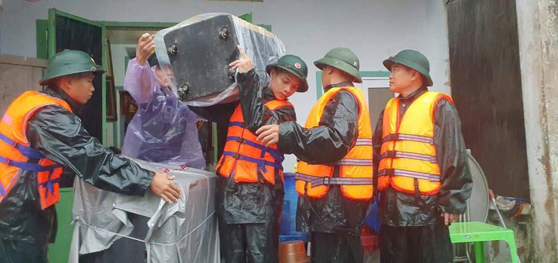 Giúp người dân di chuyển tài sản, tránh thiệt hại. Ảnh: Tuệ Lâm