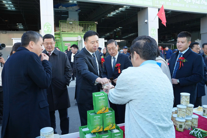 Doanh nghiệp Trung Quốc tìm hiểu sản phẩm sầu riêng sấy của Công ty TNHH Nông nghiệp Thành Hưng (Khánh Hòa) tại khu trưng bày nông sản Việt Nam ở TP. Đức Châu, tỉnh Sơn Đông.