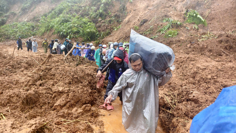 Những chuyến hàng cứu trợ vẫn đều đặn được cõng vào với người dân bị cô lập. Ảnh: Tuệ Lâm