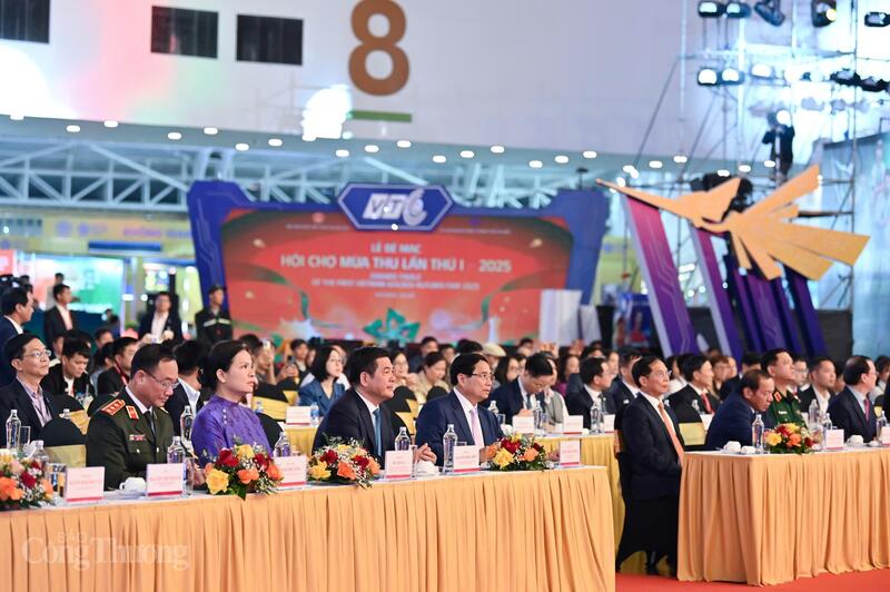 Các đại biểu tham dự Lễ bế mạc. Ảnh: Nam Nguyễn.