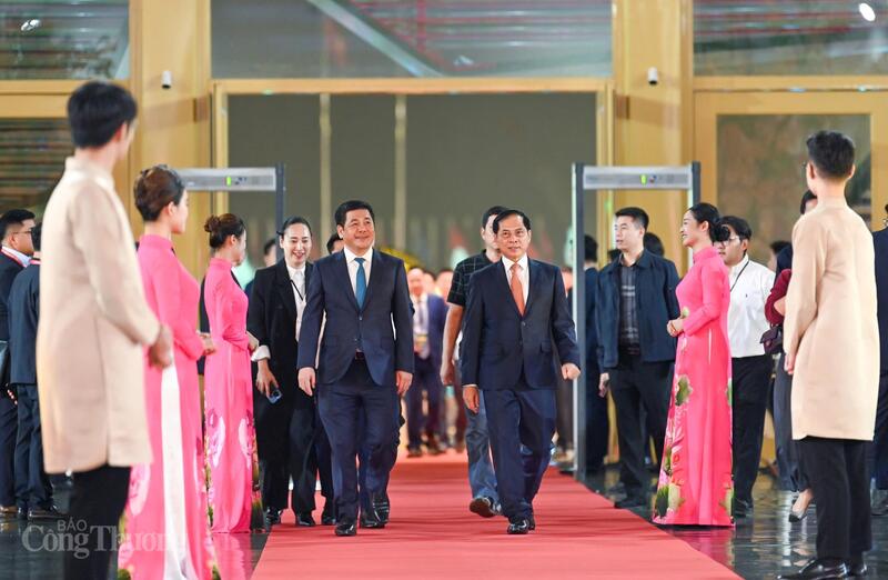 Phó Thủ tướng Bùi Thanh Sơn - Trưởng Ban Chỉ đạo Hội chợ Mùa Thu và Bộ trưởng Bộ Công Thương Nguyễn Hồng Diên - Phó Trưởng ban Thường trực Ban Chỉ đạo Hội chợ Mùa Thu tham dự Lễ bế mạc. Ảnh: Nam Nguyễn.