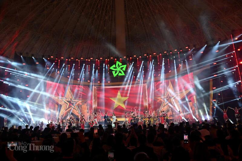 Tiết mục văn nghệ đặc sắc chào mừng thành công của Hội chợ Mùa Thu lần thứ nhất - 2025. Ảnh: Nam Nguyễn.