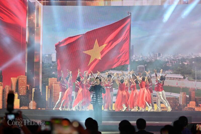 Tiết mục văn nghệ đặc sắc chào mừng hội chợ thành công tốt đẹp. Ảnh: Nam Nguyễn.