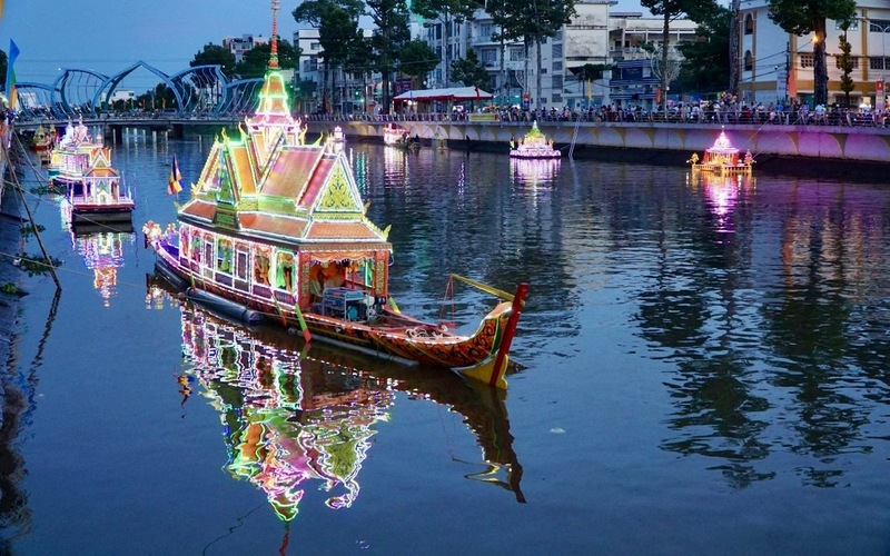 Trong khuôn khổ lễ hội, hoạt động trình diễn thả đèn nước và Ghe Cà Hâu