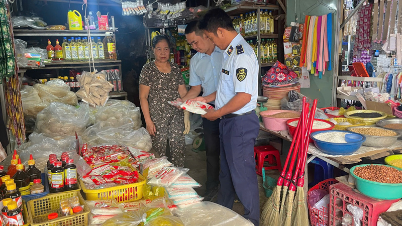 Đội QLTT số 8 tuyên truyền kinh doanh bột ngọt (mì chính) tại chợ truyền thống trên địa bàn xã Phú Thiện (tỉnh Gia Lai). Ảnh: QLTT