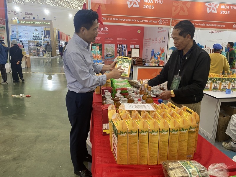 Người tiêu dùng quan tâm tới sản phẩm mắc ca của Công ty Cổ phần Maca Hoàng Liên (Lạng Sơn). Ảnh: Hải Linh