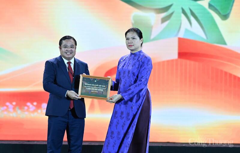 Các doanh nghiệp chung tay hỗ trợ đồng bào khắc phục hậu quả thiên tai. Ảnh: Nam Nguyễn.