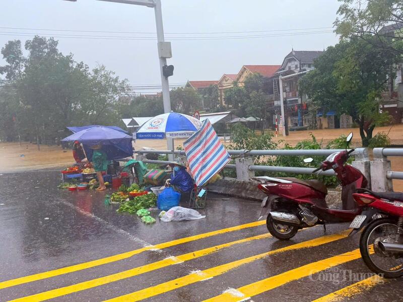 Bà con nhân dân mở "chợ tạm" tại chân cầu Kiến Giang