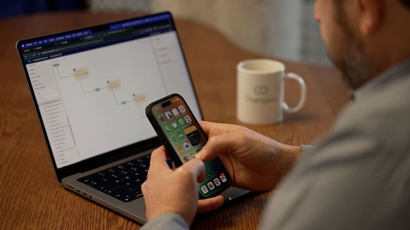 Trong khi Trung Quốc tập trung vào ổn định, kiểm soát rủi ro, Mỹ đề cao sáng tạo, cạnh tranh linh hoạt, hướng tới phát triển thương mại điện tử bền vững và bảo vệ người tiêu dùng. Ảnh: CNN.