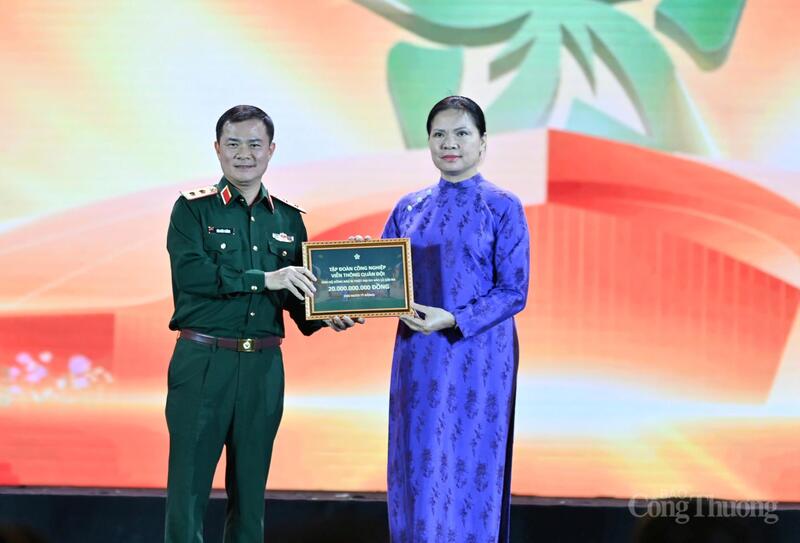 Nhiều tập đoàn, tổng công ty, ngân hàng thương mại chung tay ủng hộ đồng bào bị ảnh hưởng bởi bão lũ. Ảnh: Nam Nguyễn.