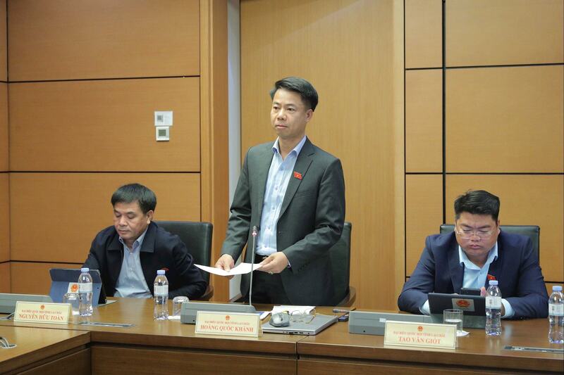 Đại biểu Hoàng Quốc Khánh (đoàn Lai Châu) phát biểu. Ảnh: Hồ Long.