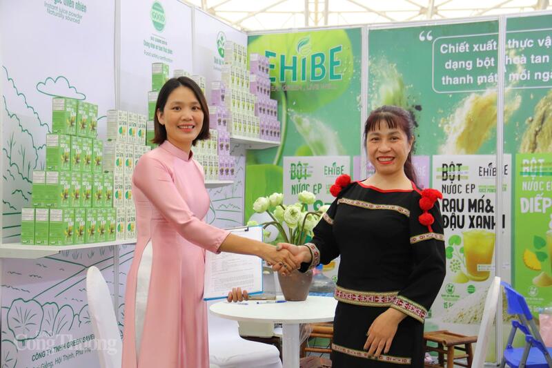 Bà Nguyễn Thị Thu Hường, Giám đốc Công ty TNHH Green Saver (bên trái) và bà Dương Thị Thắng, Giám đốc Công ty Cổ phần Dược liệu Vitaba ký kết hợp tác tại Hội chợ. Ảnh: Thanh Tuấn