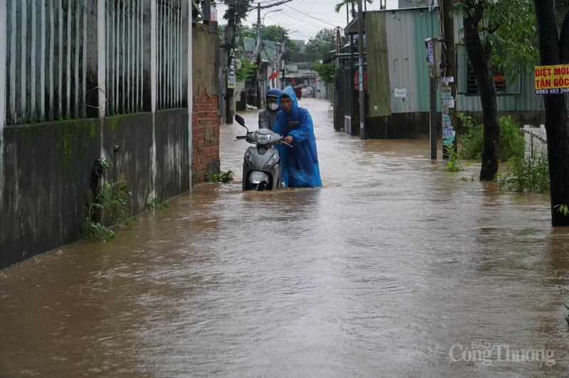 Người dân bì bõm dắt xe khỏi vùng ngập