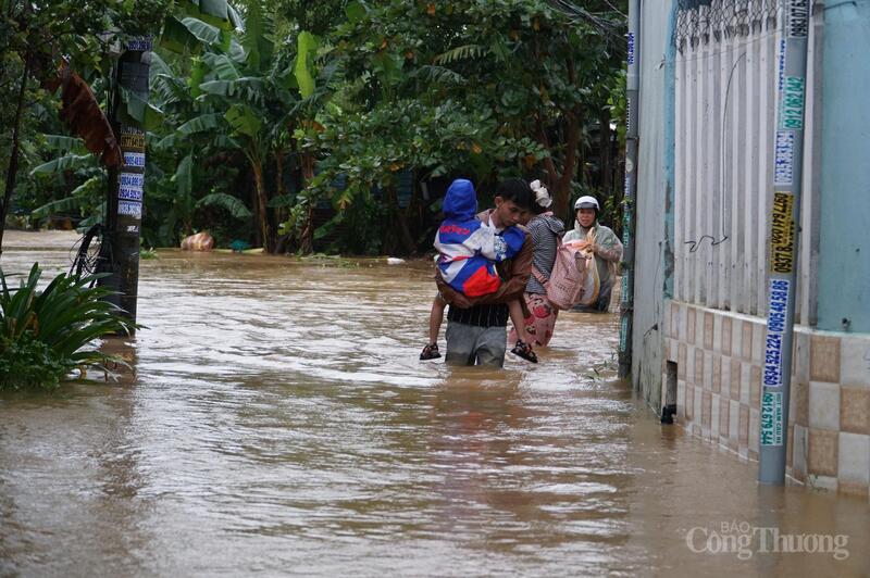 Nhiều gia đình hối hả đưa con nhỏ đi trú tạm nhà người quen ở nơi cao hơn