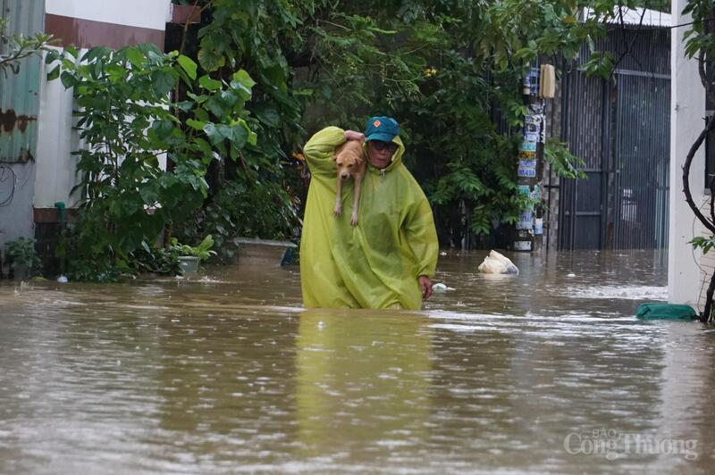 Ghi nhận thời điểm 8h sáng 3/11, tại kiệt 110 Mẹ Suốt, có nơi ngập hơn nửa mét