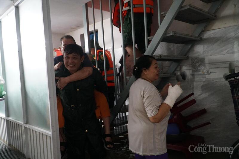 "Chồng tôi không thể đi lại. Ở đây hay ngập nên mùa này gia đình đã đưa hết đồ đạc lên gác. Nhưng sáng sớm nay, nước ngập nhanh quá, lại thêm có dự báo mưa lớn và bão số 13 nên vợ chồng tôi tính đi sơ tán tạm ở nhà em trai ở khu vực cao hơn. Các chiến sĩ bộ đội đã giúp cõng chồng tôi ra khỏi nơi ngập nước, giúp tôi mang theo các đồ dùng thiết yếu",  bà Ngô Thị Phương (K127/40 Mẹ Suốt) chia sẻ.