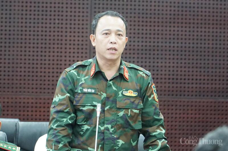 Đại tá Trần Hữu Ích - Chỉ huy Trưởng Bộ Chỉ huy Quân sự TP. Đà Nẵng cho biết việc hỗ trợ, tiếp tế lương thực, thực phẩm cho người dân được thực hiện tốt, không có việc người dân bị thiếu đói trong và sau mưa lũ.