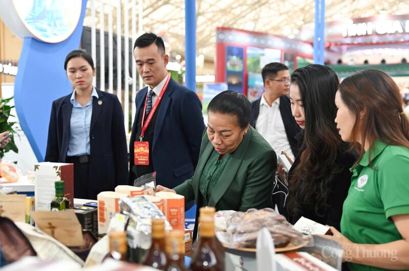 Phó Chủ tịch Quốc hội Lào bày tỏ ấn tượng với sản phẩm tiêu biểu của doanh nghiệp Việt Nam. Ảnh: Nam Nguyễn