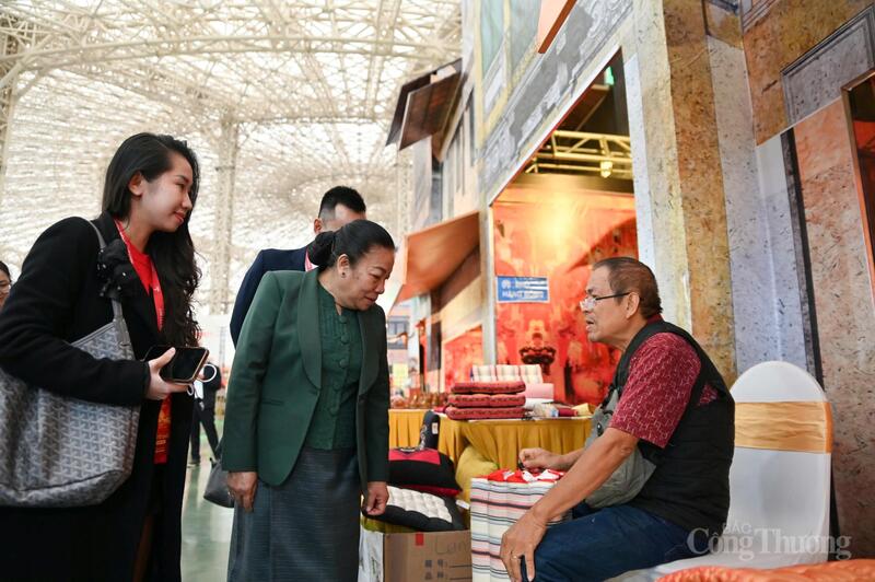 Không gian hội chợ tái hiện bức tranh sinh động về năng lực sản xuất, sáng tạo và hội nhập của Việt Nam. Ảnh: Nam Nguyễn