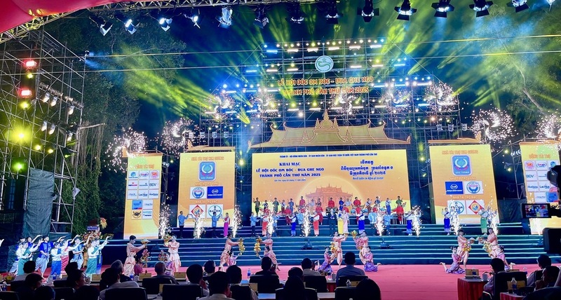 Quang cảnh lễ khai mạc.