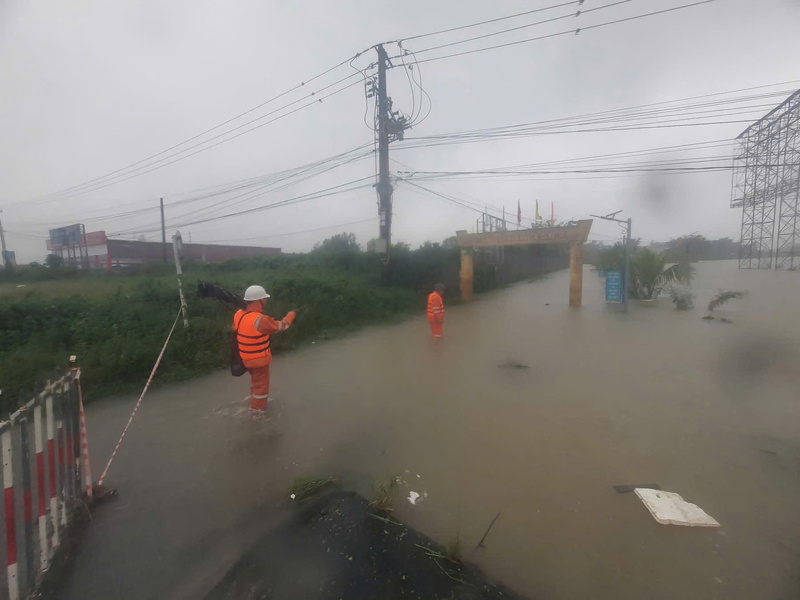 Vừa phải khắc khục sự cố điện tại nơi tái ngập sau đợt mưa lũ cuối tháng 10/2025, ngành điện miền Trung vừa chủ động ứng phó với bão số 13. Ảnh: Bình An